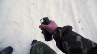Askeri bir akvaryumda bir el bombası atmak. Küçük. Asker el bombası atar bir muharebe tankı veya zırhlı personel taşıyıcı, kış artalanları, asker bir eğitim el bombası bir tanka kışın atar