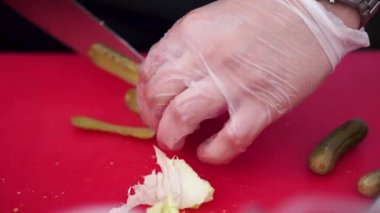 Ahşap tahta üzerinde bıçak kesim turşu. Küçük. Cook salatalık turşusu, eller, bıçak pişirme işlemi, güzel küçük salatalık, yakın çekim, Şef kesim salatalık keser