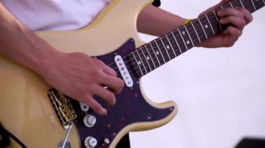 Güçlendirilmiş akustik gitar çalmak biri kapatın. Küçük. Gitar çalmak el görünümünü yakın çekim. Müzisyen oyun bas gitar.