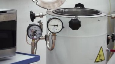 Basınç bileşik psi metre boru ve valfleri su sistemi endüstriyel odağı sol closeup göstergesi. Küçük. Teknik Oda su beyaz kazan ve borulama sistemi ile Isıtma için. Sıcaklık göstergesi