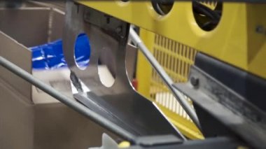 Karton imalatı makine ürün satırı kutuları yapma. Küçük. Paketlenmiş kurye üretim satırındaki ambar karton kutulara karşı. Karton kutu üretim hattı