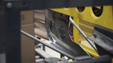 Karton imalatı makine ürün satırı kutuları yapma. Küçük. Paketlenmiş kurye üretim satırındaki ambar karton kutulara karşı. Karton kutu üretim hattı
