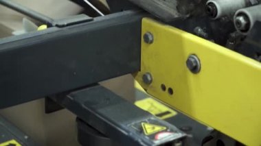 Karton imalatı makine ürün satırı kutuları yapma. Küçük. Paketlenmiş kurye üretim satırındaki ambar karton kutulara karşı. Karton kutu üretim hattı