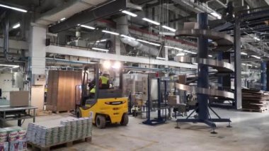 Lojistik ve dağıtım depo. Küçük. Boş ambar kargo tam. Karton kutular. Kağıt kutular raflara satırlarının. Commercion kavramı. Koli bandı Post sıralama yönü üzerinde hareket ediyor