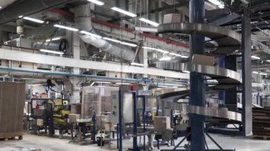 Lojistik ve dağıtım depo. Küçük. Boş ambar kargo tam. Karton kutular. Kağıt kutular raflara satırlarının. Commercion kavramı. Koli bandı Post sıralama yönü üzerinde hareket ediyor