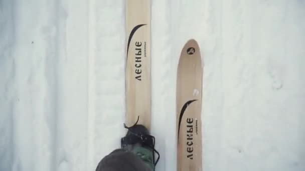Sepatu ski tetap untuk ski di salju. Pemandangan dari atas. Jepit. Skier terlihat dari atas . — Stok Video