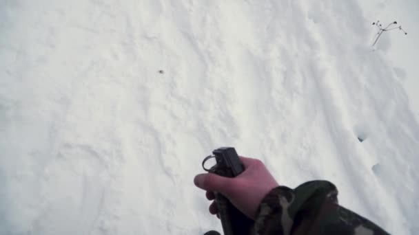 O soldado segura em sua mão uma granada de treinamento enquanto passa exercícios militares no exército, fundo de neve. Clipe. Um soldado em camuflagem segurando uma granada de fragmentação em câmera lenta — Vídeo de Stock