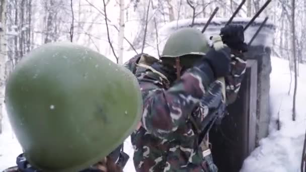 Чоловік у формі в газовій масці в зимовому лісі. портрет молодого солдата в газовій масці на фоні природи . — стокове відео