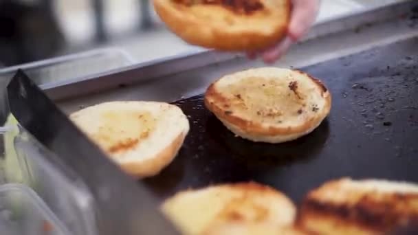 Las patatas preparan a la parrilla. Clip. Hornear papas en la parrilla, el cocinero lubrica las papas con salsa. Mano Usando Pinzas Para Encender Patatas en la Barbacoa . — Vídeos de Stock