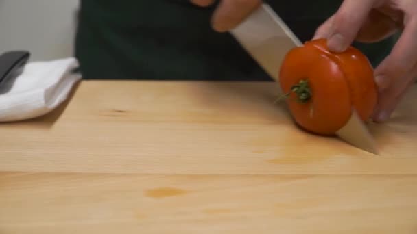 Skiva Tomaterna Hälften Klipp Matlagning Mat Och Hem Concept Närbild — Stockvideo