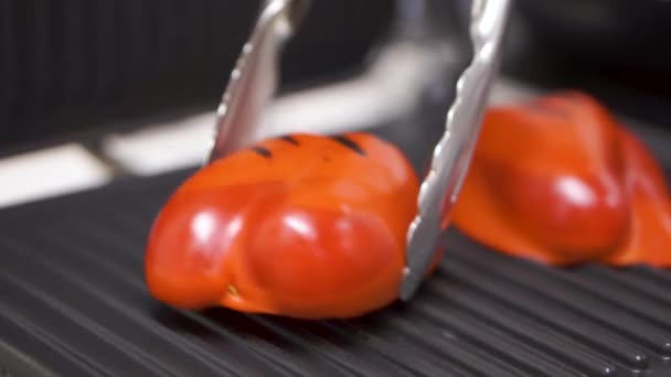 Groenten: aubergines en gele Bulgaarse peper op electrogr. Clip. Close-up. Juiste voeding thuis koken. Clip. Gegrilde groenten - rode en gele peper op de grill rooster close-up. . Aubergine — Stockvideo