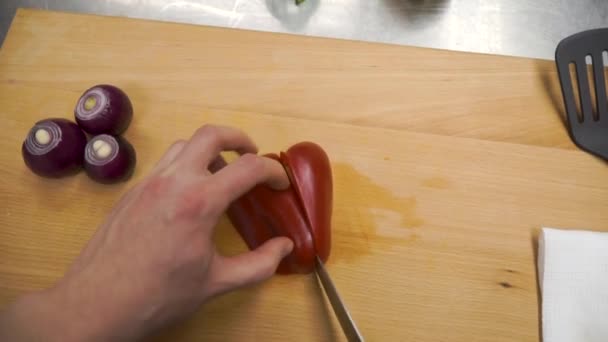 Cuchillo Corta Pimiento Rojo Sobre Tabla Cortar Madera Clip Núcleo — Vídeo de stock