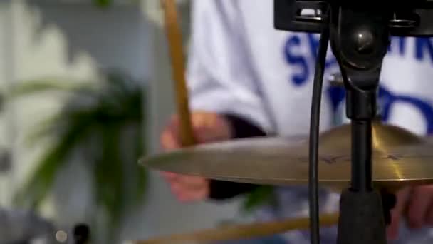 El baterista en acción. Cose up proceso de tocar en un instrumento musical. Clip. Un plato del tambor. Primer plano. Mano del baterista con palos y tambores, primer plano — Vídeos de Stock