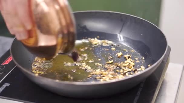 Cuisson des légumes à frire dans le wok. Clip. Chef frire l'oignon blanc haché. Friture hachée dans une poêle. Faire cuire à la vapeur à partir de la poêle avec l'oignon. Les légumes sont frits dans une poêle 