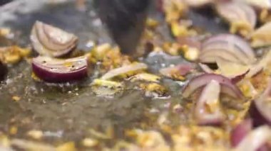 Yağı bir tavada kızarmış soğan. Küçük. Vejetaryen stir fry. Sağlıklı beslenme. Üstten görünüm. Üstten görünüm heyecan kızartma sebze ocakta bir wok
