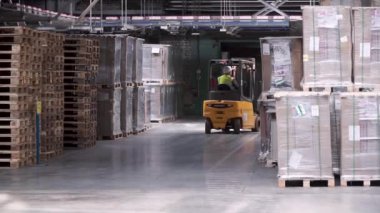 Çatal kaldırıcı çalışma büyük bir depo. Küçük. Ambar adam işçi forklift ile. Ambar raf şirket