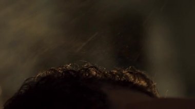 Kuaför Close-up istemcileri saç su sıçramalarına. Çerçeve. Kuaför saç kesimi için hazırlanıyor müşteri. Saç püskürtme. Saç kesimi için hazırlanıyor. Closeup çekim bir kuaför saç püskürtme su