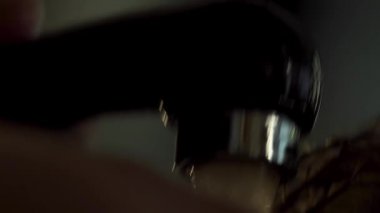 Genç bir adam onun saç güzellik salonunda yıkanmış olması yakın çekim. Çerçeve. Adam başını bir Kuaför içinde yıkayın. Kuaför yıkama müşteri saç ağır çekim yakın çekim