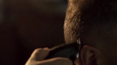 Adam havalı bir saç kesimi berber dükkanı alır. Çerçeve. Profesyonel saç stilist kesme istemci elinde saç vurdu. Güzellik uzmanları el makasla kapatın. Seçici odak. Kuaför kesim adam yapar