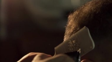 Adam havalı bir saç kesimi berber dükkanı alır. Çerçeve. Profesyonel saç stilist kesme istemci elinde saç vurdu. Güzellik uzmanları el makasla kapatın. Seçici odak. Kuaför kesim adam yapar