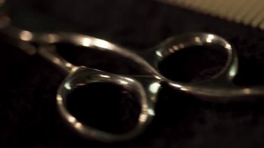 Vintage kuaför dükkanı araçları, koyu arka plan, seçici odak. Çerçeve. Berber dükkanı araçları masanın üzerinde. Görünüm traş köpüğü kadar kapatın. Kuaför Salonu konsept. Saç Salon araçları. Kuaför makası ve tıraş