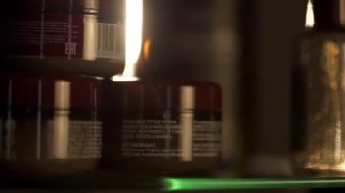 Koyu arka plan üzerinde Kozmetik Şişeler grubudur. Çerçeve. Güneş yanığı ve karanlık spots.spf bakımı. kavram: krem ürünleri. Kozmetik Spa marka model, siyah arka plan üzerine açık görünüm