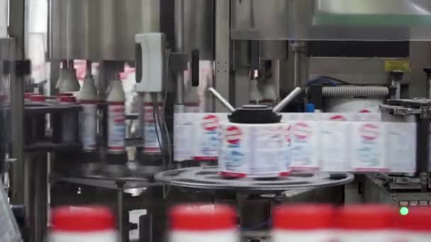 Detergente líquido en línea de producción automatizada. Transportador con productos de envases de plástico de equipos industriales. Línea de llenado de botellas de plástico, industria química — Vídeos de Stock