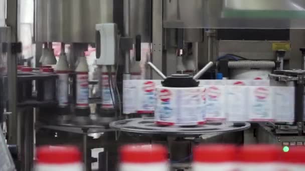 Détergent liquide sur la chaîne de production automatisée. Convoyeur avec des produits de conteneurs en plastique d'équipements industriels. Ligne de remplissage de bouteilles en plastique, industrie chimique — Video