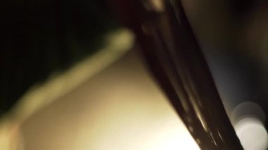 Makas kızlar saç kesme. Çerçeve. Kuaför kumral makasla kesme. Profesyonel stilist kesme kadının saç salonda, portre. Kuaför saç kesme yakın çekim