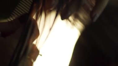 Profesyonel kuaför salon, istemci ile çalışma kapatın. Çerçeve. Salonların bir close-up karanlık bir arka plan ile kırmızı saç kesimini eller. Saç Bakımı, sağlık kavramı