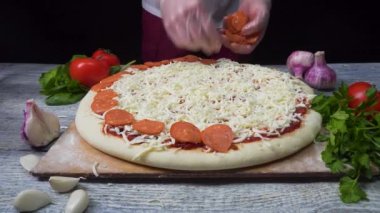 Timelapse - pizza yapma süreci. Çerçeve. Taze orijinal İtalyan ham pizza, hazırlık, geleneksel tarzda. Şef baker hazırlık sonra pizza içine baharat eklemek üniformalı el