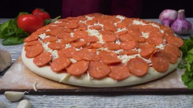 Pizza hazırlama Şef. Çerçeve. Pizzacı. Yiyecek hazırlama. Pizza Chef. Pizza Hamur ticari mutfak savurma Şef. Hamur işi mutfak erkek elinde pide yapmak tarafından hamur kapat.