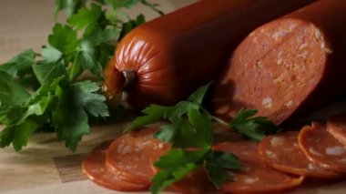 Dilimlenmiş sucuk sosis ahşap kesme tahtası üzerinde. Çerçeve. dilimlenmiş sucuk sosis ahşap kesme tahtası üzerinde ayrıntı. Chorizo salam sosis rustik arka plan üzerinde. Et söğüş.