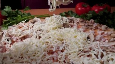 Sos ekleme. İtalyan pizza hazırlık. Çerçeve. Peynir domates sosu Pizza tabanı üzerinde yayıldığını. Şef baker mutfak Pizza'da yapma Beyaz üniformalı closeup el