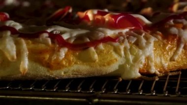 Aşçı soba yanan içine pizza ekmek koyar. Çerçeve. Pizza fırında closeup yeşil zeytin, peynir ve biber ile yapma