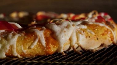 İtalyan pizza odun ateşinde bir fırında pişirilir. Yakın çekim. Çerçeve. Bir restoran, elektrikli fırın pizza pişirme yakın çekim. Elektrikli fırında ton balığı Pizza pişirme.