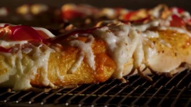 Aşçı soba yanan içine pizza ekmek koyar. Çerçeve. Pizza fırında closeup yeşil zeytin, peynir ve biber ile yapma