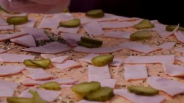 Pişirme pizza ağır çekim. Çerçeve. Peynirli pizza yapımı, domates salçası, sosis ve hardal. Aşçı iş. Aşçı, peynir ve domates salça ile adet sosis ve pizza düzenler. Tam