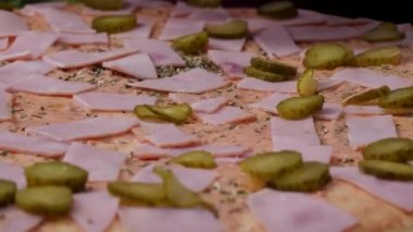 Pizza hazırlama eller. Çerçeve. Mutfakta pizza malzemeleri koyarak pişirin. Pizza kavramı. Üretim ve teslimat yiyecek. Şef baker Pizza'da yapma Beyaz üniformalı closeup el