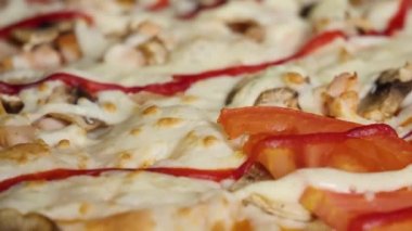 Peynir pizza arka plan, yakın çekim. Çerçeve. Makro görünümü taze pizza. Pizza mozzarella peyniri, jambon, yarıya kiraz domates, kapari, baharatlar ve taze fesleğen. İtalyan pizza. Ev yemek yaptım. Kavram için bir