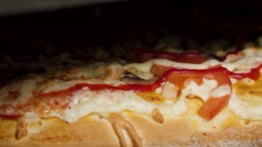 pastırma ve mantarlı pizza pizza kesici ile kapatın. Çerçeve. İnce bir gevrek altın kabuk üzerinde bir lezzetli tropikal jambon ve ananas pizza yakın çekim