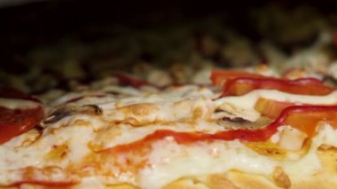 pastırma ve mantarlı pizza pizza kesici ile kapatın. Çerçeve. İnce bir gevrek altın kabuk üzerinde bir lezzetli tropikal jambon ve ananas pizza yakın çekim