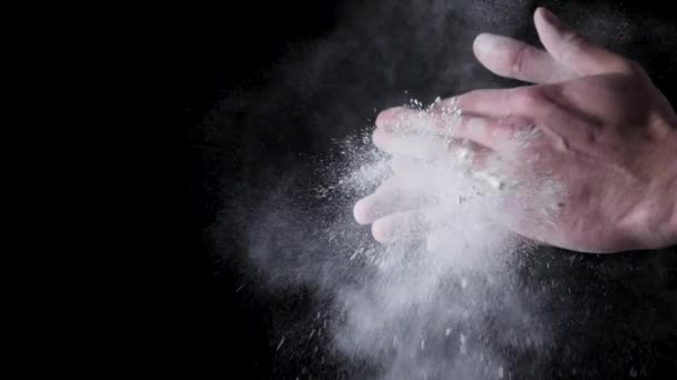 Chef Hands Clapping With Flour In Slow Motion em fundo preto. Moldura. Chef claps mãos juntas com farinha, movimento super lento — Vídeo de Stock