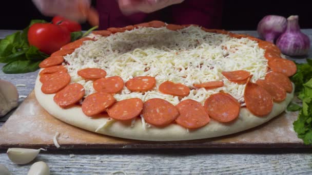 Pizza Art. O processo de fazer pizza. Moldura. Pizza cru italiana original fresca, preparação em estilo tradicional. Mão de padeiro chef em uniforme adicionando tempero em pizza após a preparação no restaurante — Vídeo de Stock