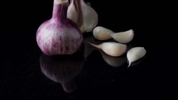 Onions, garlic and spices isolated on black background. Frame. Composition of onions and falling garlic isolated on white background — Stock Video