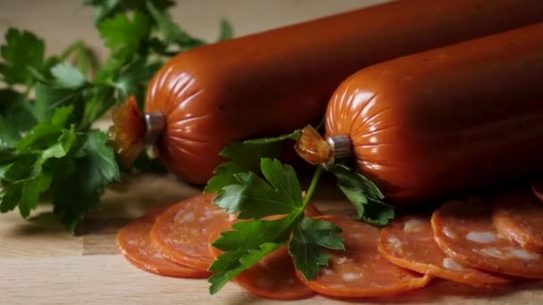 Szeletelt pepperoni kolbász fa vágódeszka. Keret. részlet szeletelt pepperoni kolbász fa vágódeszka. Chorizo szalámi kolbász rusztikus háttér. Hús felvágott. — Stock videók