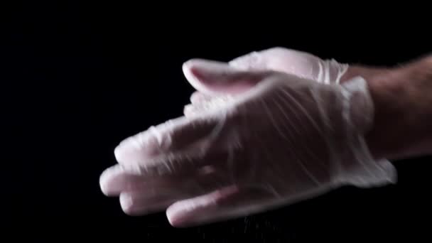 Chef Hands Clapping With Flour In Slow Motion em fundo preto. Moldura. Chef claps mãos juntas com farinha, movimento super lento — Vídeo de Stock