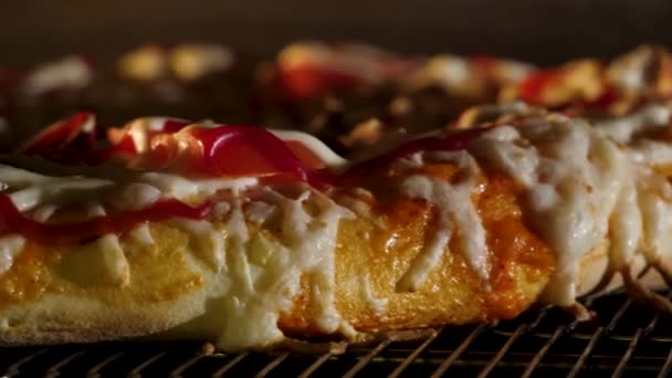 Italiensk pizza tillagas i en vedeldad ugn. Närbild. Ram. Matlagning en pizza i en elektrisk ugn i en restaurang, på nära håll. Bakning tonfisk Pizza i elektrisk ugn. — Stockvideo