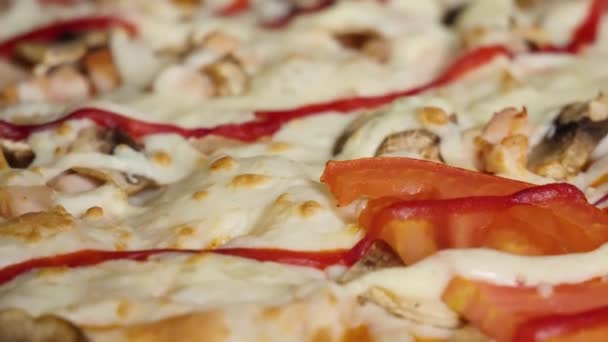 Піца фону, сир крупним планом. Кадр. Свіжа піца в макро-view. Піца з сиром моцарелла, шинка, роздвоєна чері, каперсами, спецій і свіжий базилік. Італійська піца. Головна зроблено їжі. Концепція для в — стокове відео