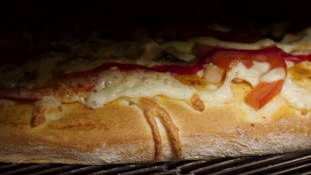 Pastırma ve mantarlı pizza pizza kesici ile kapatın. Çerçeve. İnce bir gevrek altın kabuk üzerinde bir lezzetli tropikal jambon ve ananas pizza yakın çekim — Stok video